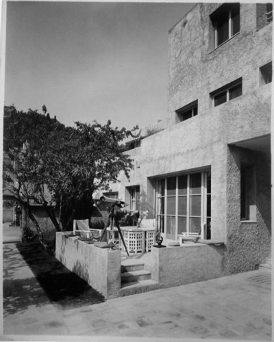 Thérèse Bonney, Vue de la terrasse du salon de lecture, Hyères, 1928. 
Mobilier en bois de Dariel. - © Villa Noailles Hyères