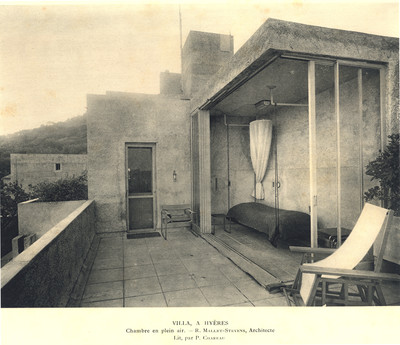 Thérèse Bonney, Vue de la chambre de plein air du vicomte de Noailles, Hyères, 1928.
Lit balancelle de Pierre Chareau, fauteuil B3 et tables gigognes B9 de Marcel Breuer, plafonnier de Perzel. - © Villa Noailles Hyères