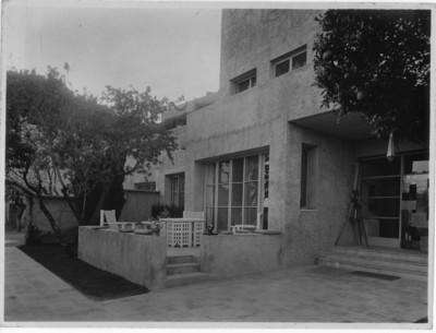 Thérèse Bonney, Vue de la terrasse du salon de lecture, Hyères, 1928. 
Mobilier en bois de Dariel. - © Villa Noailles Hyères