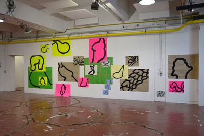 *Azad Avaguian-Eurdekian*,
vit et travaille à Bruxelles, 1999

S’inscrivant dans l’espace et en lien avec lui, le dessin d’Azad Avaguian-Eurdekian, diplômé de La Cambre à Bruxelles, prend la forme d’installations souvent monumentales. Consistant en l’agencement de feuilles de papier coloré de différents formats sur lesquelles l’artiste vient tracer à l’encre un répertoire de signes en perpétuelle évolution, ses oeuvres font figure de grands poèmes visuels. « Dans ce jeu mené chaque fois différemment, les signes nous entourent et exigent qu’on leur prête un sens singulier. »

Vue de l’exposition de Master 1, ENSAV de La Cambre, LaVallée, Bruxelles, 2023. Encres sur papier, dimensions variables.
Courtesy de l’artiste. - © Villa Noailles Hyères