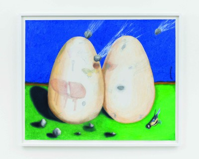 *Maëlle Ledauphin*,
vit et travaille au Mans, 1999

Diplômée des Beaux-Arts du Mans, Maëlle Ledauphin qualifie son dessin d’analogique. Il fonctionne par accumulation et associations d’idées. Ces hybridations surréalistes se rejouent ensuite différemment chaque fois qu’elle les assemble sur le mur. L’utilisation du pastel gras, de la peinture et du collage brouille les frontières entre les médiums : « ils servent des compositions d’espaces fermés sur eux-mêmes, dans lesquelles le hors-champ n’existe pas ; le dessin y tient comme dans unephrase ».

Calculis, pastel gras, mine de plomb et crayon de couleur sur papier, 100 x 123 cm, 2022. 
© Kristien Deam.
Courtesy de l’artiste. - © Villa Noailles Hyères