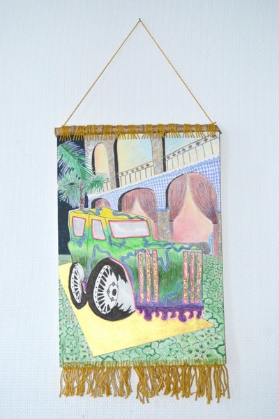 *Chloé Inès Berrady*,
vit et travaille à Marseille, 1996

« La nécessité de décomposer pour recomposer est intrinsèque à mon travail. J’ai besoin de (re) bâtir un lien, relier avec un fil mes expériences multiples. Je m’intéresse aux tissus urbains dans lesquels j’ai évolué, entourée d’identités plurielles. Casablanca, la banlieue parisienne, Rennes et aujourd’hui Marseille sont des villes que j’ai habitées et qui m’habitent » . Elles sont les motifs principaux du travail de l’artiste diplômée des Beaux-Arts d’Aix, qui vise, par le biais du dessin, de la broderie et de la peinture à troubler les sens de lecture, à « suggérer une nouvelle trame hybride qui révèle les traces et les déchirures sans complexes ».

Thé à la menthe, crayon aquarelle, marqueur, acrylique, paillettes, fils de chanvre, papier dessin, 
29,7 x 48 cm, 2022.
Courtesy de l’artiste. - © Villa Noailles Hyères