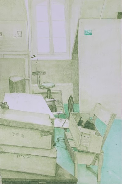 *Léa Toutain*,
vit et travaille à Paris, 2000

Nommée avec trois autres étudiant.es au Prix du dessin contemporain des Beaux-Arts de Paris 2024, Léa Toutain pratique à la fois un dessin d’observation et d’invention. Réalisés sur le motif ou à l’atelier, dans des carnets ou sur papier, ses dessins 
« naviguent entre le fini et l’inachevé ». L’attention à la lumière, « voir comment les choses apparaissent et comment rendre compte de la lumière sur une surface », sont au coeur de la recherche de la jeune artiste.

Lumière, atelier Marion, crayon de couleur, 65 x 42 cm, 2024.
Courtesy de l’artiste. - © Villa Noailles Hyères