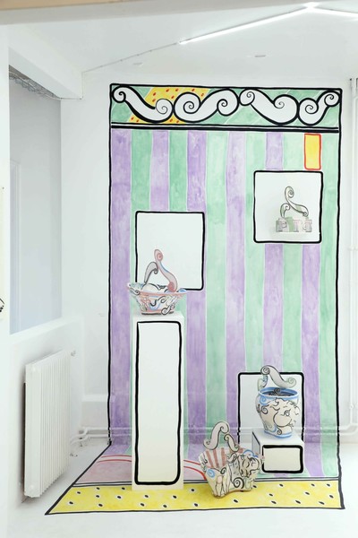 *Perrine Boudy*,
vit et travaille à Marseille, 1995

Diplômée de la Villa Arson en 2023, Perrine Boudy dessine partout, tout le temps et sur tous les supports - céramique, papier, mur et sol... Elle s’inspire d’une vision fantasmée de la civilisation gréco-romaine pour créer un répertoire de formes qui lui est propre, à mi-chemin entre les arts décoratifs et les Beaux-Arts.

Vue d’exposition « Le Luxe I - Hommage à Matisse », galerie Hyperbien, Montreuil, 2024.
Courtesy de l’artiste. - © Villa Noailles Hyères