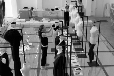 Ann Demeulemeester, Présidente du jury,
monte son exposition dans la piscine de la villa Noailles, 2006 - © Villa Noailles Hyères