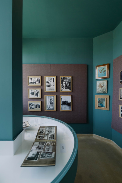 “Archives photographiques et cinématographiques inédites” scénographie de Maria Jeglinska - © Villa Noailles Hyères