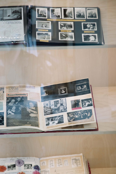 “Archives photographiques et cinématographiques inédites” scénographie de Maria Jeglinska - © Villa Noailles Hyères