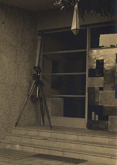 Reconstruction of the metal marquetry entrance door by Claudius Linossier (1926), in collaboration with François Pouenat. - © Villa Noailles Hyères