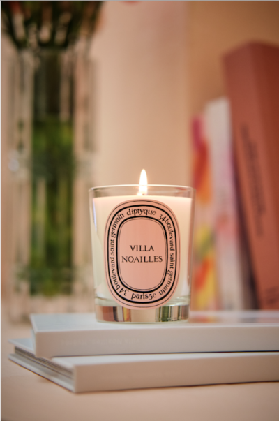 **DIPTYQUE X VILLA NOAILLES**

Création des bougies Lilas et Romarin  en hommage à Charles et Marie-Laure de Noailles 

**Disponibles à partir du 25 juin **
à l’occasion des festivals Design Parade en exclusivité dans les boutiques de la villa Noailles à Hyères et Toulon, sur l’e-shop ainsi que dans une sélection de boutiques Diptyque. - © Villa Noailles Hyères