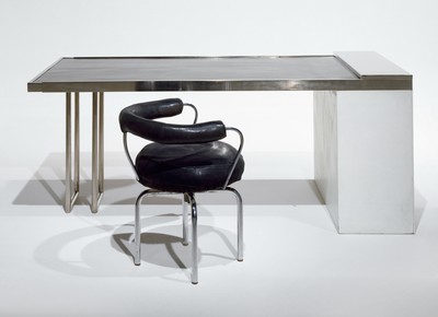 Intérieurs modernes, 1920 - 1930 - © Charlotte Perriand (1903 - 1999) Table extensible, 1927 Acier chromé, caoutchouc, bois. 74 x 202 à 290 x 91 cm Achat en 1994 Collection Centre Pompidou, Paris Musée national d’art moderne - Centre de création industrielle numéro d’inventaire : AM 1994-1-302 Légende / Caption : Reproduction avec la chaise Crédit photo / Photo credit : © Centre Pompidou, MNAM-CCI/ Jean-Claude Planchet/Dist. RMN-GP Copyright de l’oeuvre / Copyright Artwork : © Adagp, Paris,2022, Villa Noailles Hyères