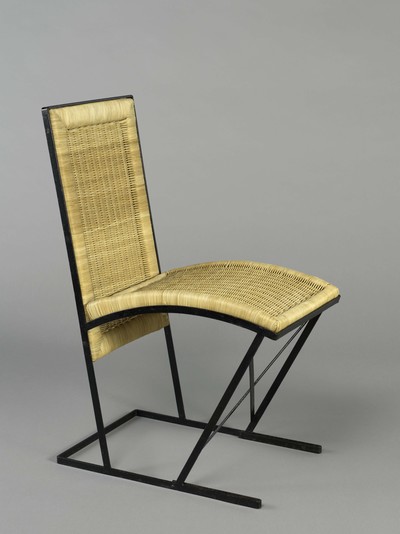 Intérieurs modernes, 1920 - 1930 - © Pierre Chareau (1883 - 1950) Chaise Modèle EZ849, 1927 Métal peint noir et rotin. 79,5 x 51 x 35 cm Dation en 2008 Collection Centre Pompidou, Paris Musée national d’art moderne - Centre de création industrielle numéro d’inventaire : AM 2008-1-107 Crédit photo : © Centre Pompidou, MNAM-CCI/ Bertrand Prévost/Dist. RMN-GP Copyright de l’oeuvre : Domaine public, Villa Noailles Hyères