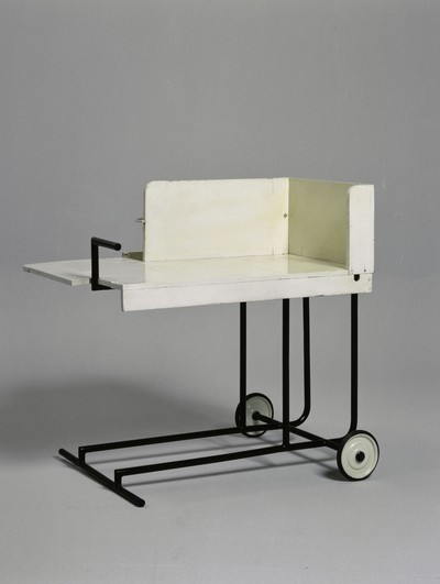 Intérieurs modernes, 1920 - 1930 - © Eileen Gray (1878 - 1976) Table roulante, 1926 - 1929 Acier tubulaire et bois peint. 77 x 84 x 55 cm Achat en vente publique en 1992 Collection Centre Pompidou, Paris Musée national d’art moderne - Centre de création industrielle numéro d’inventaire : AM 1992-1-2 Crédit photo / Photo credit : © Centre Pompidou, MNAM-CCI/ Jean-Claude Planchet/Dist. RMN-GP Copyright de l’oeuvre / Copyright Artwork : © droits réservés, Villa Noailles Hyères