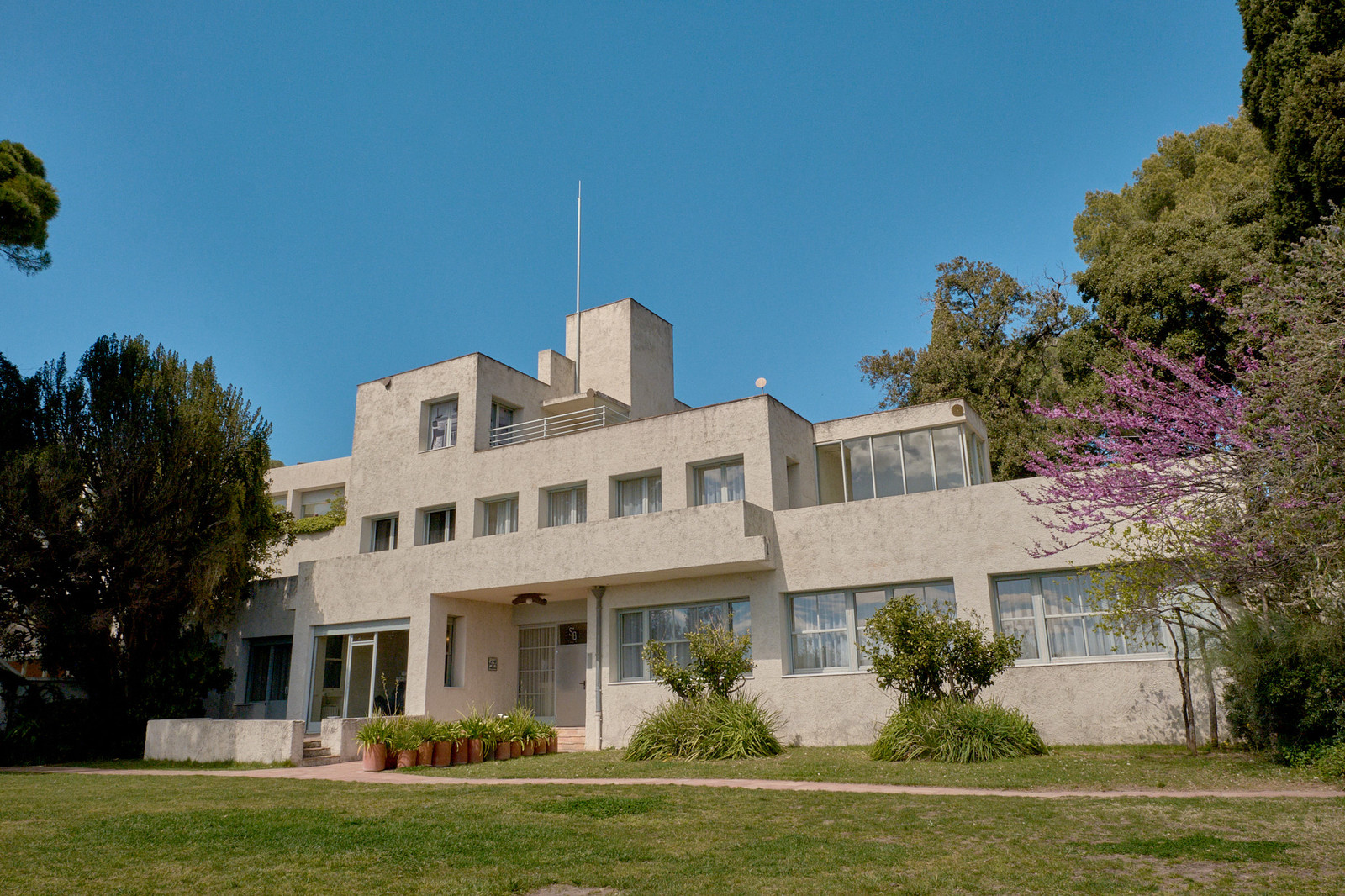 La villa Noailles, façade moderniste blanche sous un ciel bleu, à Hyères